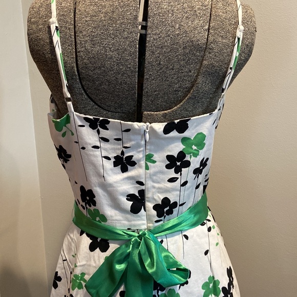 Summer dress size 10, fits like size 6-8 abdomen runs small, likely taken in - Picture 4 of 6